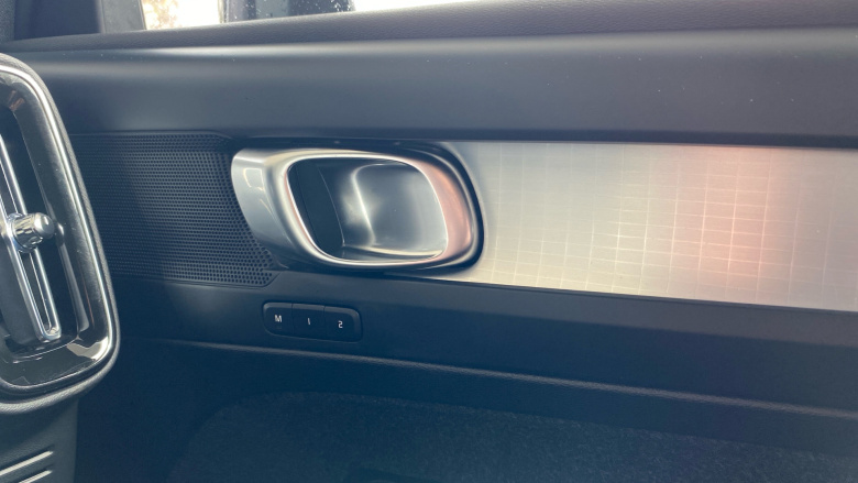 Volvo XC40 2.0 B4P Plus Dark 5dr Auto Petrol Estate